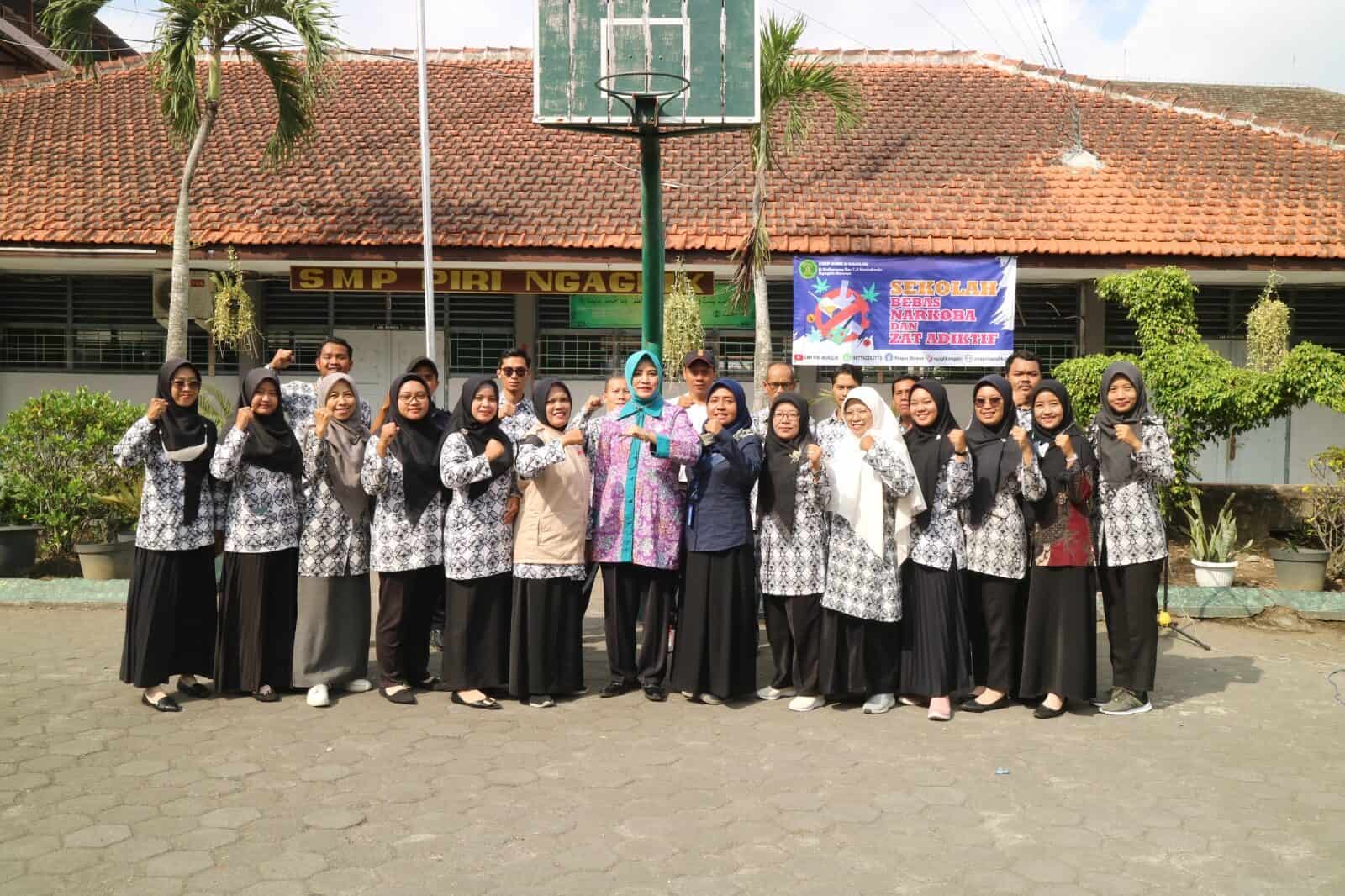 Orasi dan Motivasi Pelajar Bersinar (SI-PENA) Sekaligus Perjanjian Kerjasama P4GN Antara BNNK Sleman dengan SMP Piri Ngaglik Orasi dan Motivasi Pelajar Bersinar (SI-PENA) Sekaligus Perjanjian Kerjasama Antara BNNK Sleman dengan SMP Piri Ngaglik